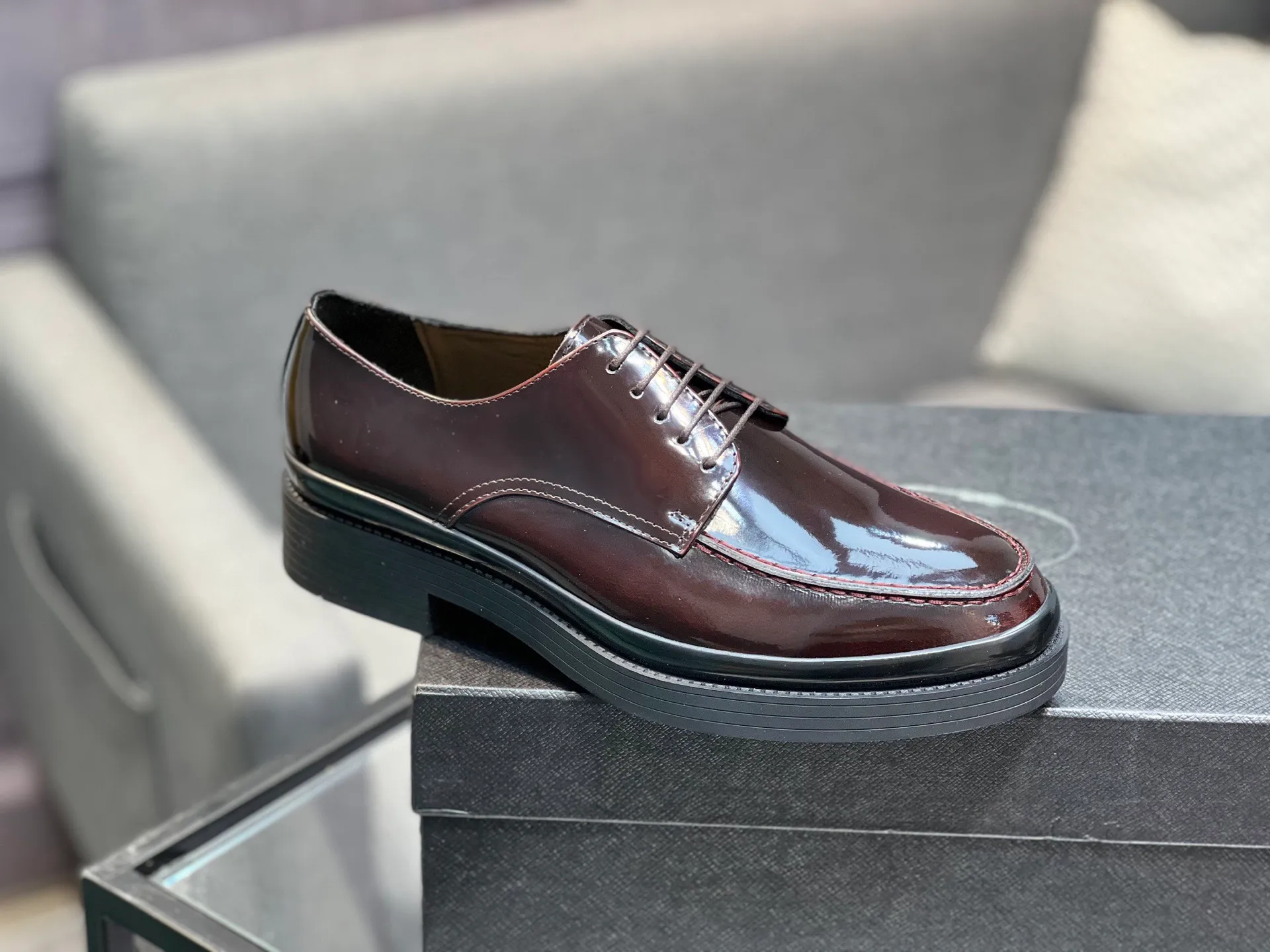 Men's clothing and shoes 💰860 Prada/Prada's new glossy leather loafers are made of open-edge beaded uppers imported from Italy, slip-on loafers style, large piece splicing design, durable and non-deforming, heavy-duty construction, exquisite mark stitching, same material ribbon decoration, blending classic and modern styles, lining with dyed calfskin, standard PRADA logo cowhide feet, original ultra-light matte texture and embossed leather outsole, light and not tired, excellent shock absorption effect, full foot comfort! Size: 39-44 (customized at 38.45)